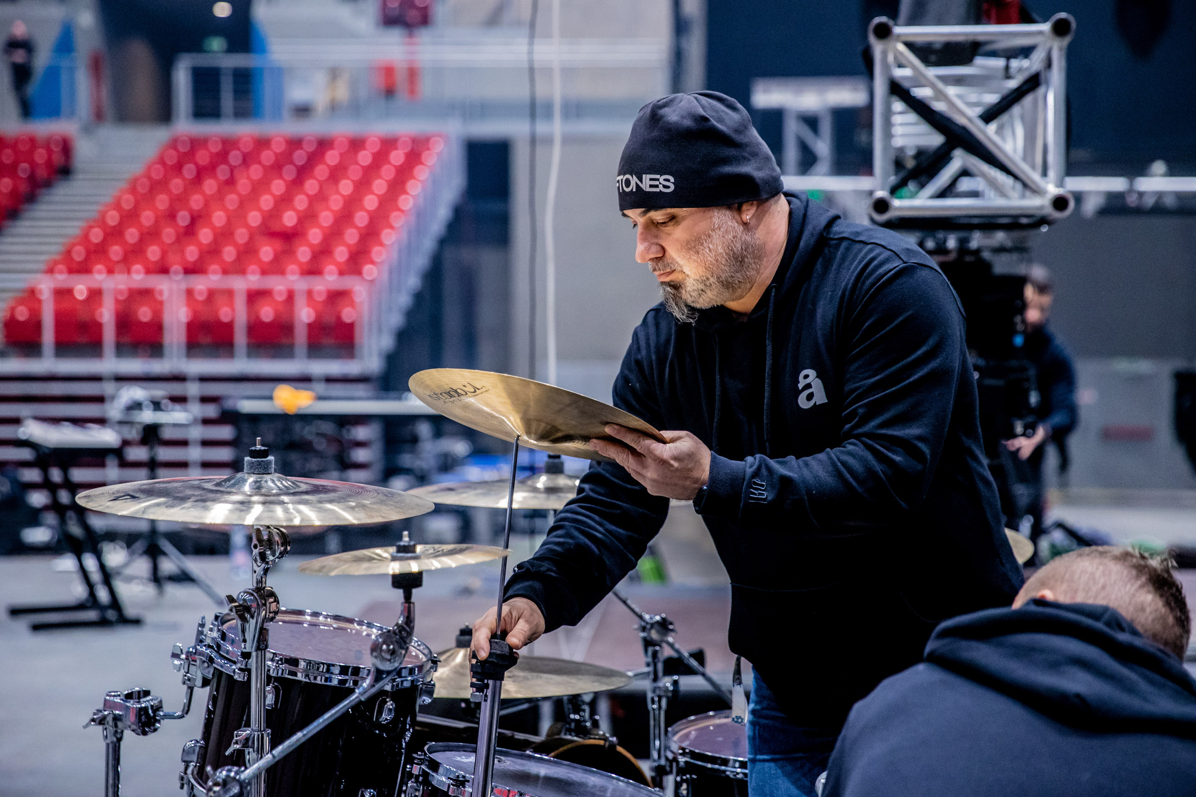 Ákos_2022.12.17., Az ARénakoncert előkészül